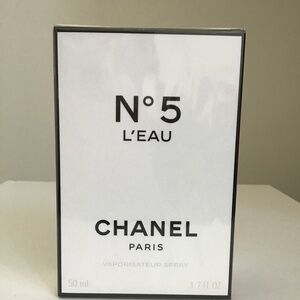 CHANEL N5 L’EAU + CHANEL white/black paper shopping bag